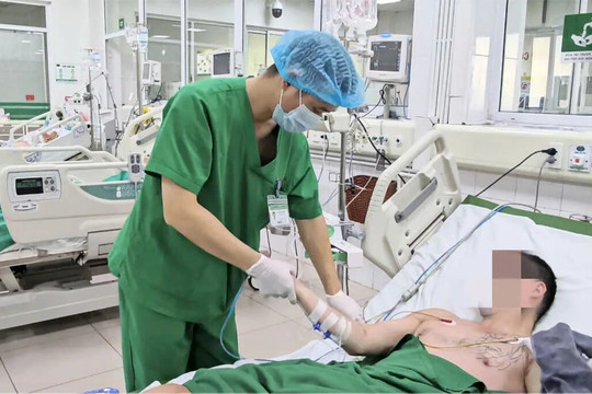 Nam thanh niên mắc sốt xuất huyết bị biến chứng hiếm gặp