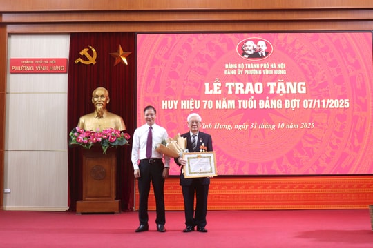 Vĩnh Hưng: Trao Huy hiệu Đảng tặng 36 đảng viên