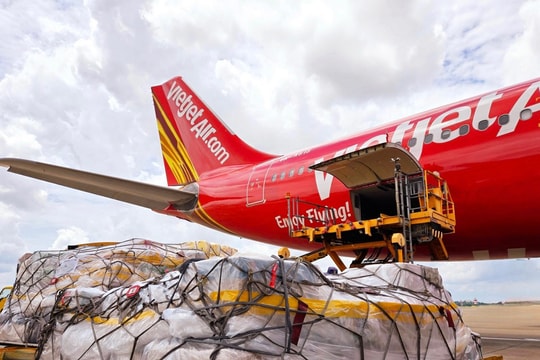 Vietjet chung tay vận chuyển miễn phí hàng cứu trợ hướng về miền Trung