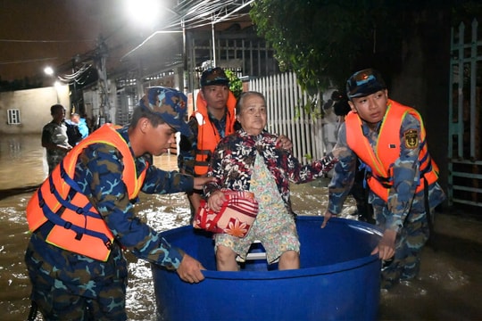 Lâm Đồng: Xuyên đêm hỗ trợ nhân dân di dời khỏi khu vực ngập sâu ven sông Cà Ty