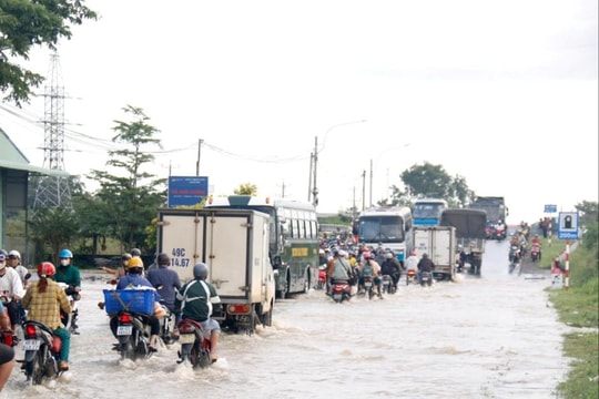 Lâm Đồng: Quốc lộ 1A tạm thời gián đoạn lưu thông do ngập sâu