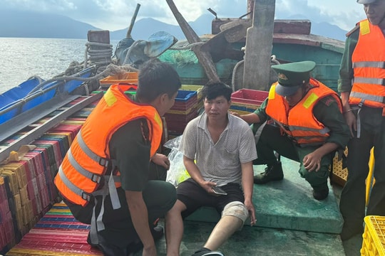 Bộ đội Biên phòng kịp thời cứu 8 thuyền viên bị bị nạn trên vùng biển Côn Đảo