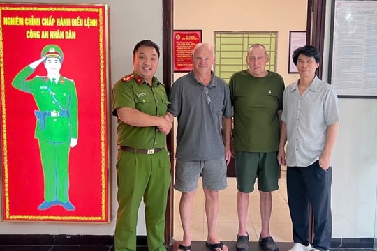 Công an phường Ba Đình giúp du khách nước ngoài tìm lại tài sản