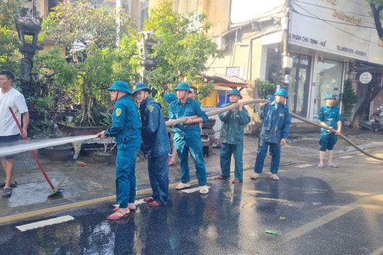 Tuổi trẻ TP Huế đồng loạt ra quân dọn vệ sinh sau lũ
