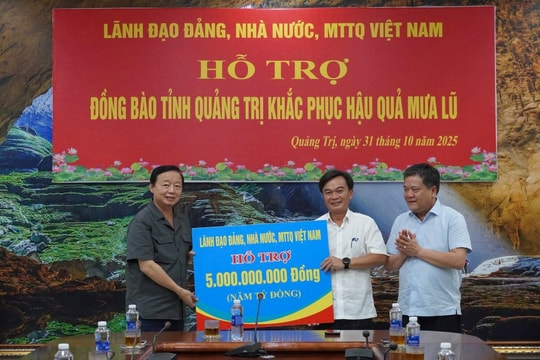 Phó Thủ tướng Trần Hồng Hà trao quà hỗ trợ tỉnh Quảng Trị khắc phục hậu quả mưa lũ