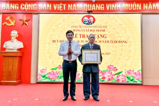 Xã Đại Thanh: 34 đảng viên được trao tặng, truy tặng Huy hiệu Đảng