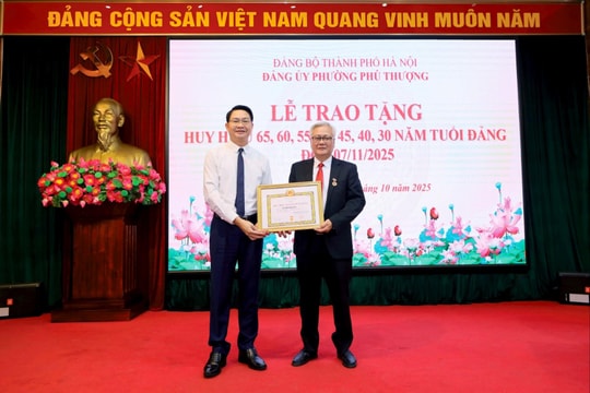 Phú Thượng: Trao Huy hiệu Đảng tặng 27 đảng viên