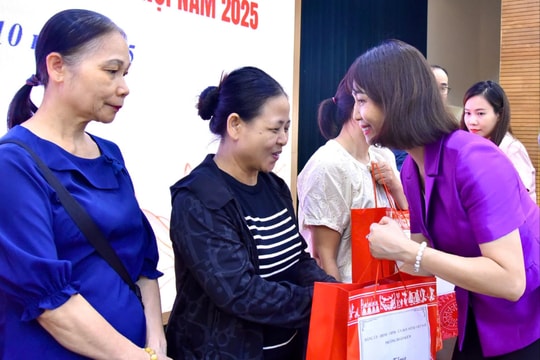 Hoàn Kiếm tiếp nhận gần 1,5 tỷ đồng ủng hộ Quỹ “Vì người nghèo”