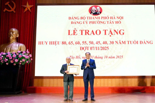 Đảng ủy phường Tây Hồ trao Huy hiệu Đảng tặng 129 đảng viên