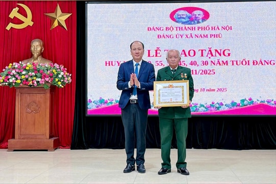 Xã Nam Phù trao Huy hiệu Đảng đợt 7-11