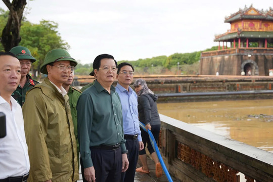 Phó Thủ tướng Mai Văn Chính kiểm tra công tác khắc phục mưa lũ tại khu vực Ngọ Môn - Đại Nội Huế