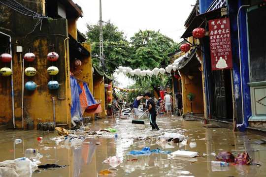 Phố cổ Hội An ngổn ngang sau trận lũ lịch sử