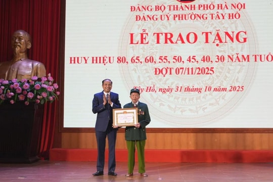 Tây Hồ: Trao Huy hiệu Đảng tặng 129 đảng viên