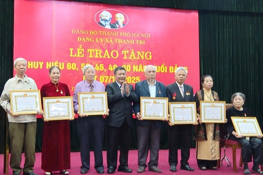 Xã Thanh Trì: 38 đảng viên được trao tặng Huy hiệu Đảng