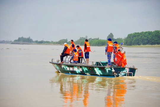 Quân chủng Hải quân hỗ trợ người dân Huế, Đà Nẵng sớm ổn định cuộc sống sau lũ