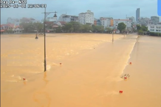 Nước lại tràn Đập Đá, báo hiệu đợt lũ mới tại Huế