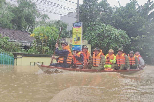Công an Đà Nẵng hành quân vào vùng tâm lũ hỗ trợ Nhân dân