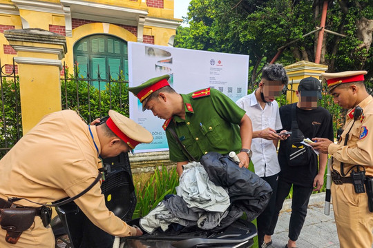 Con đi xe máy “bốc đầu”, bố bị triệu hồi xử phạt