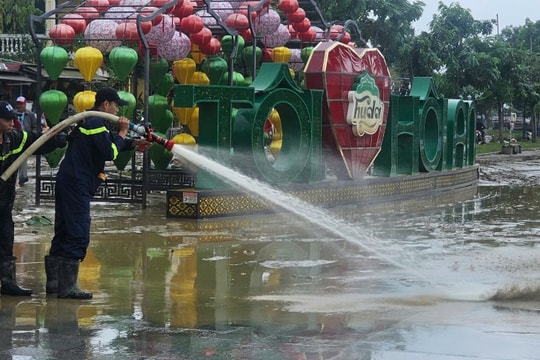 Đà Nẵng: Lực lượng chức năng đang khẩn trương xử lý rác sau lũ