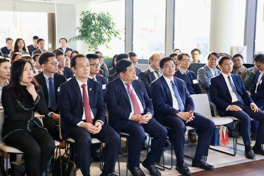 Phó Thủ tướng Nguyễn Chí Dũng: Tập hợp sức mạnh tri thức Việt Nam, xây dựng các dự án khoa học công nghệ cụ thể
