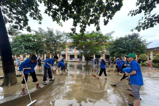 Hơn 100 cán bộ, sinh viên tiếp sức đồng bào vùng lũ