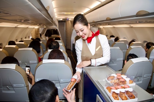 Hành khách được phục vụ bánh và nghe violin trên chuyến bay đầu tiên của Sun PhuQuoc Airways