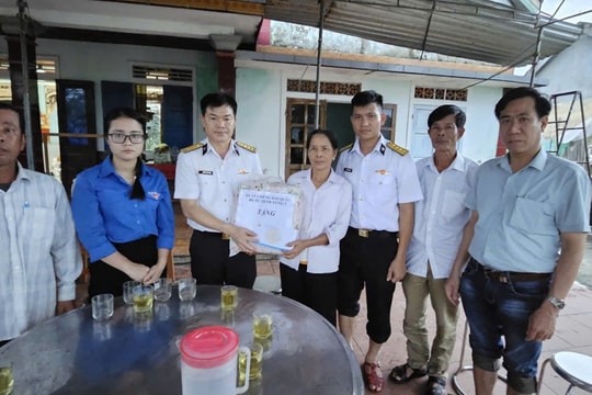 Vùng 3 Hải quân trao hỗ trợ cho người dân vùng lũ TP Huế