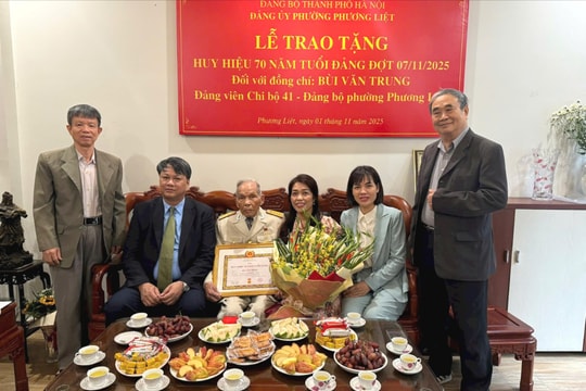 Đảng ủy phường Phương Liệt tổ chức trao Huy hiệu 70 năm tuổi Đảng