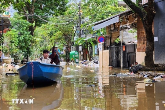 Nước sông Hương đang lên, nguy cơ ngập lụt trở lại ở thành phố Huế