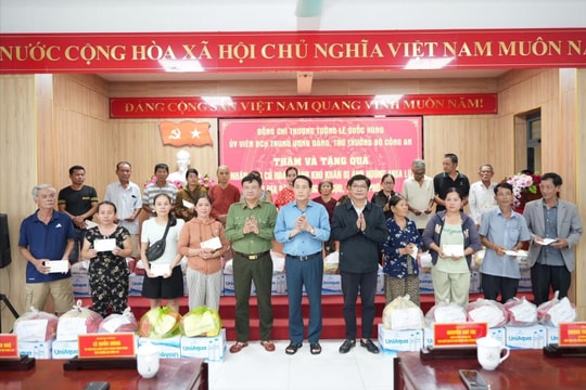 Bộ Công an trao 30 tấn hàng hóa hỗ trợ người dân vùng lũ tại Huế