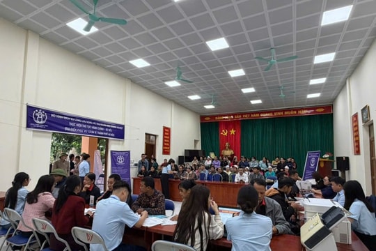 Mô hình “Dịch vụ công lưu động” đến phục vụ người dân thôn Dy, xã Ba Vì
