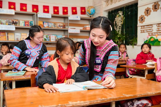 Thí sinh Hoa hậu du lịch dân tộc Việt Nam xúc động thăm Điểm trường của học sinh dân tộc Mông 