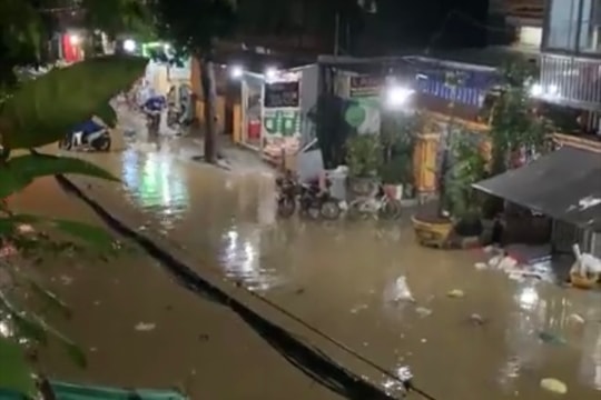 Nước sông Hương tại Huế đang lên nhanh