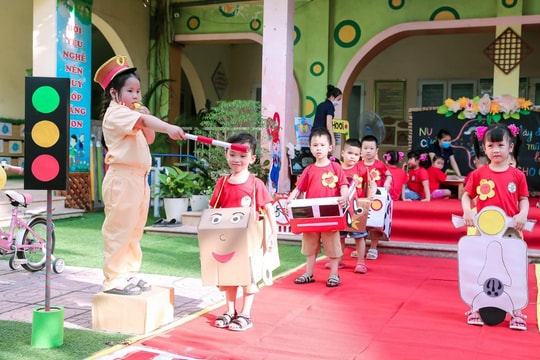 Duy trì và nâng cao hiệu quả an toàn giao thông học đường tại Hà Nội: Kỳ 2: Biện pháp nào giúp giảm vi phạm quanh cổng trường?