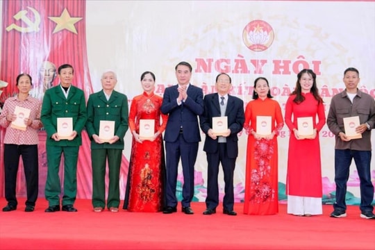 Ủy viên Ban Thường vụ Thành ủy, Chủ nhiệm Ủy ban Kiểm tra Thành ủy Hà Nội Nguyễn Xuân Lưu dự Ngày hội Đại đoàn kết toàn dân tộc xã Thiên Lộc.