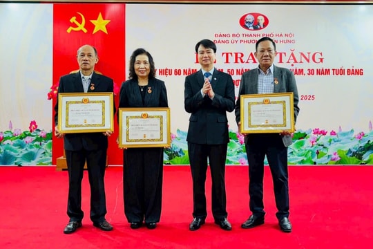 Phường Kiến Hưng trao Huy hiệu Đảng tặng 27 đảng viên