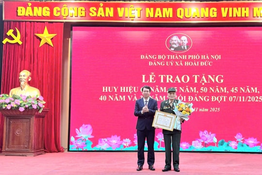Hoài Đức: 33 đảng viên được trao tặng Huy hiệu Đảng đợt 7-11