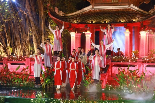 Tôn vinh tà áo dài Việt Nam trong không gian di sản
