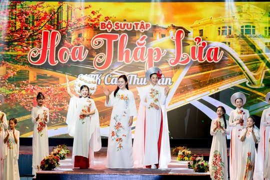 “Hoa thắp lửa” của nhà thiết kế Cao Thu Vân tỏa sáng tại Áo dài Fashion Show 2025