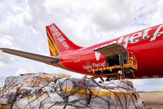 Vietjet cùng đồng bào vượt qua bão lũ, lan tỏa yêu thương