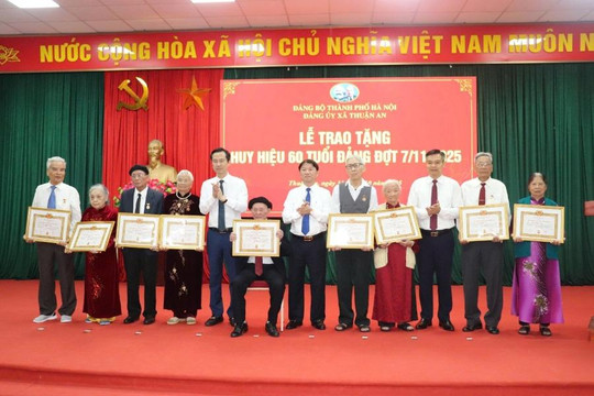 Xã Thuận An: Trao tặng Huy hiệu Đảng cho các đảng viên