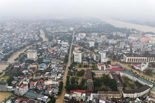 Miền Trung tiếp tục mưa lớn, lũ vượt báo động 3, nguy cơ tái ngập nhiều địa phương