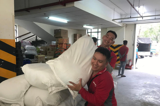TP Hồ Chí Minh tiếp tục chuyển hàng cứu trợ đồng bào Huế, Đà Nẵng bị thiệt hại vì bão, lũ