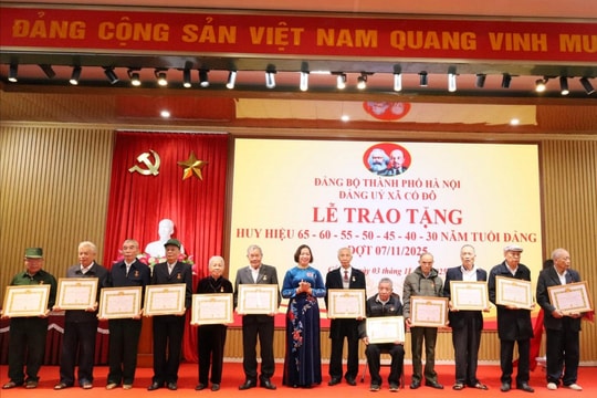 Xã Cổ Đô: 62 đảng viên được trao tặng Huy hiệu Đảng đợt 7-11