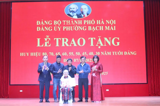 Đảng ủy phường Bạch Mai trao Huy hiệu Đảng tặng 115 đảng viên