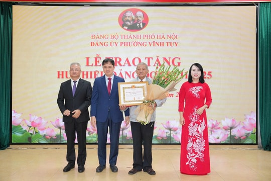 Đảng ủy phường Vĩnh Tuy trao Huy hiệu Đảng tặng 84 đảng viên