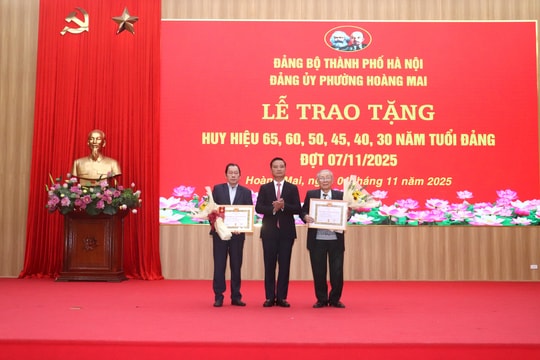 Hoàng Mai: Trao Huy hiệu Đảng tặng 51 đảng viên