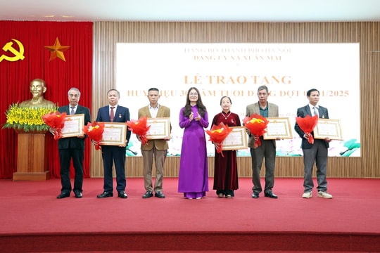 Xã Xuân Mai trao Huy hiệu Đảng tặng 30 đảng viên