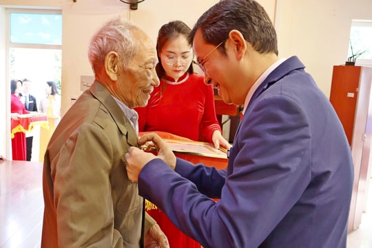 Xã Đoài Phương trao tặng Huy hiệu Đảng đợt 7-11