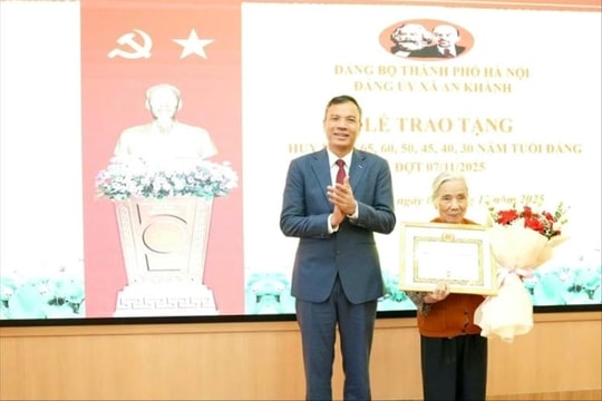 Xã An Khánh trao tặng, truy tặng Huy hiệu Đảng đợt 7-11 cho 21 đảng viên